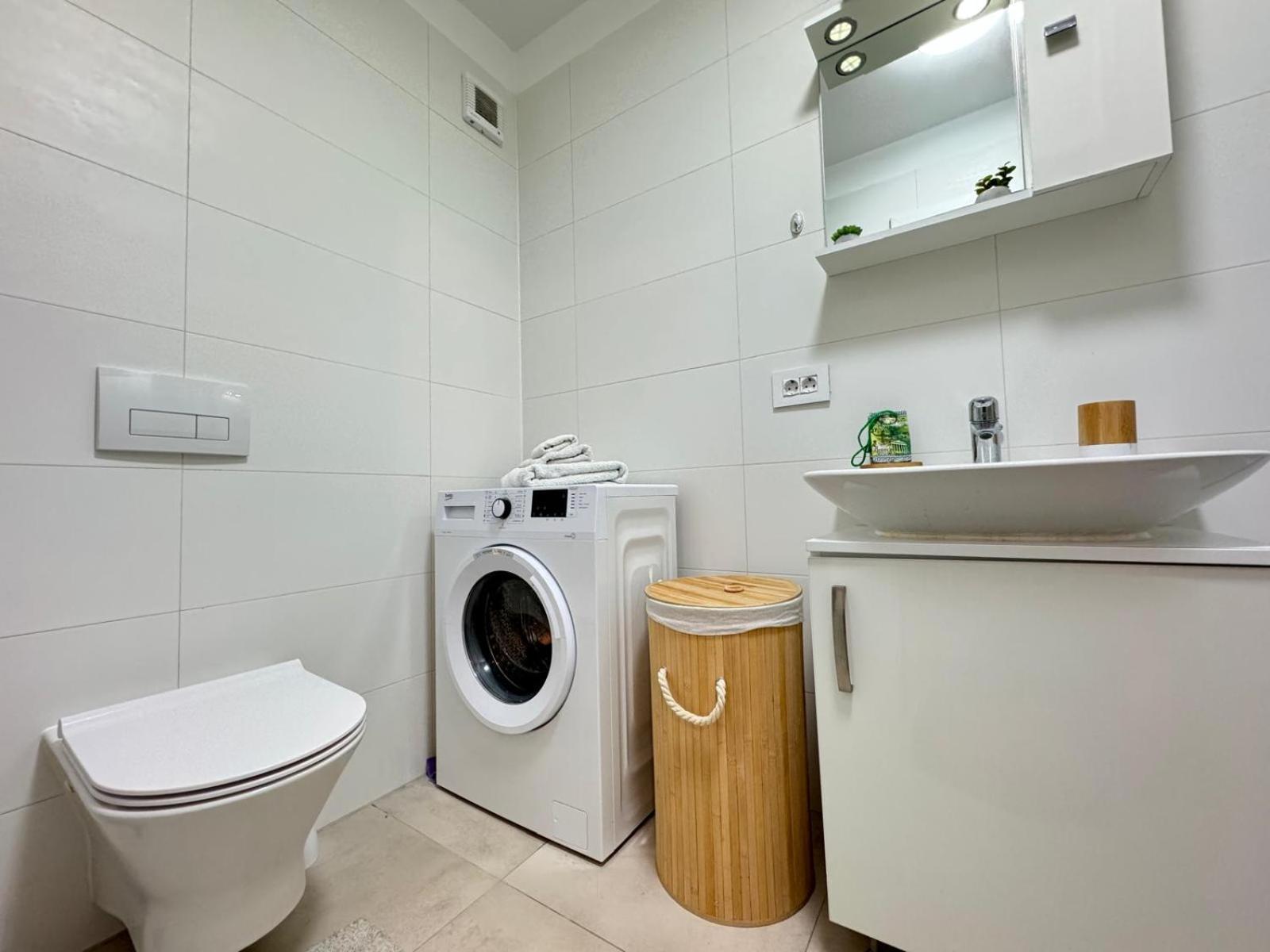 Jad - Luxury 3 Rooms & 2 Rooms Apartments In Kasper, Near Coresi Mall Brasov Exterior photo