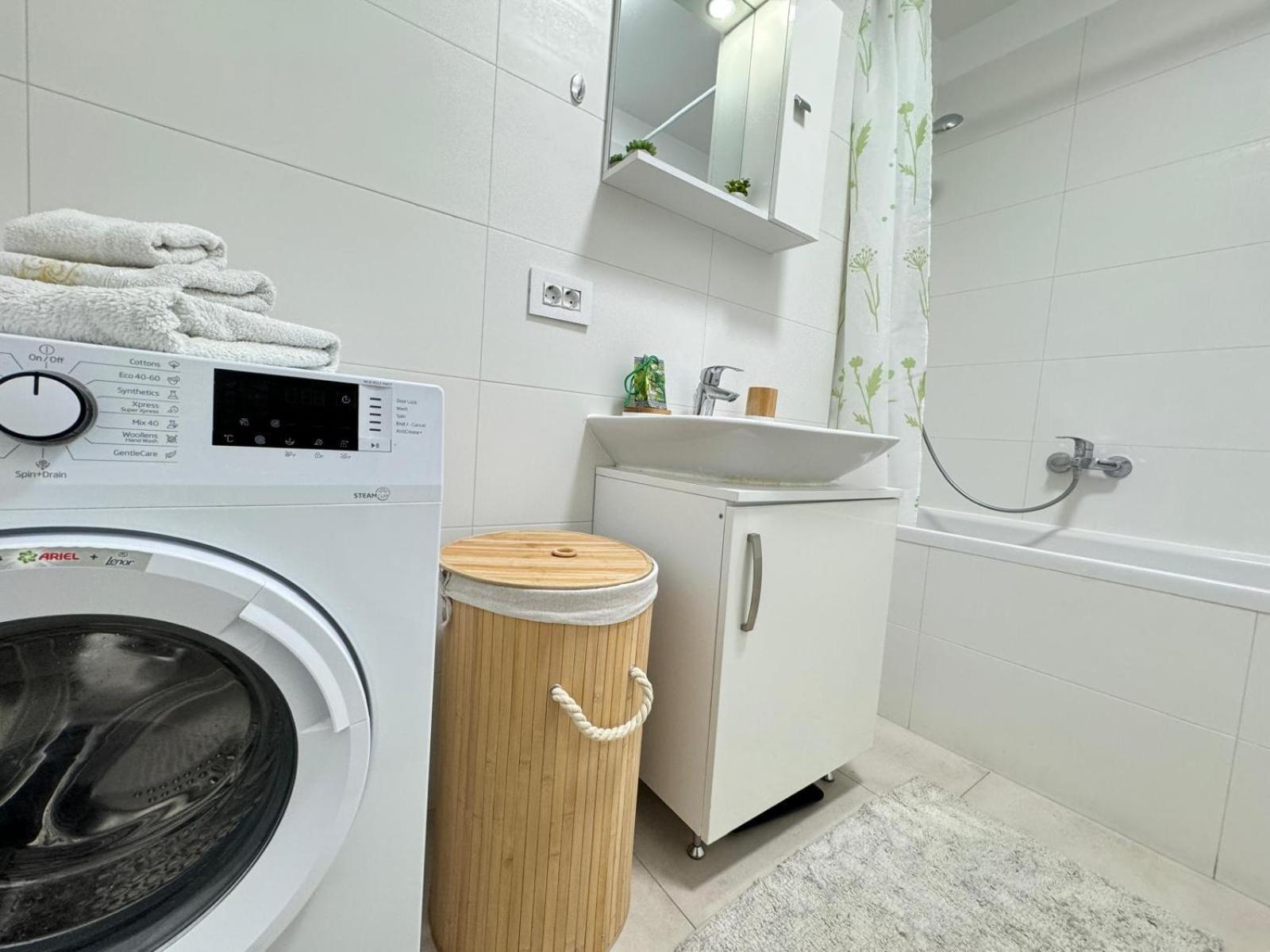 Jad - Luxury 3 Rooms & 2 Rooms Apartments In Kasper, Near Coresi Mall Brasov Exterior photo